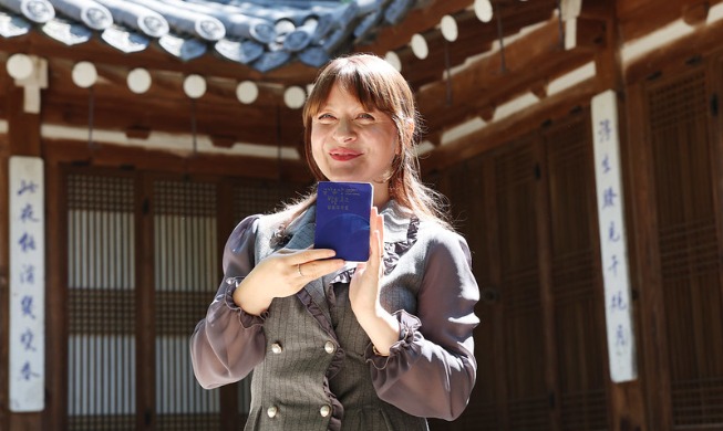 ﻿'여권에 새긴 76개의 한국'···국가유산 완주 첫 외국인