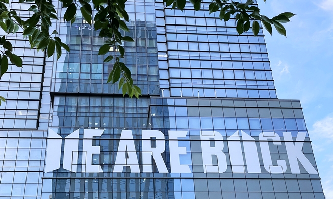 WE ARE BACK! BTS 완전체 복귀에 앞서 전 세계 아미 '들썩'