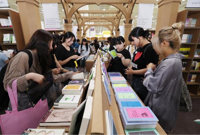 [사진으로 보는 한국] 믿을 구석 '책'···2025 서울국제도서전 개막
