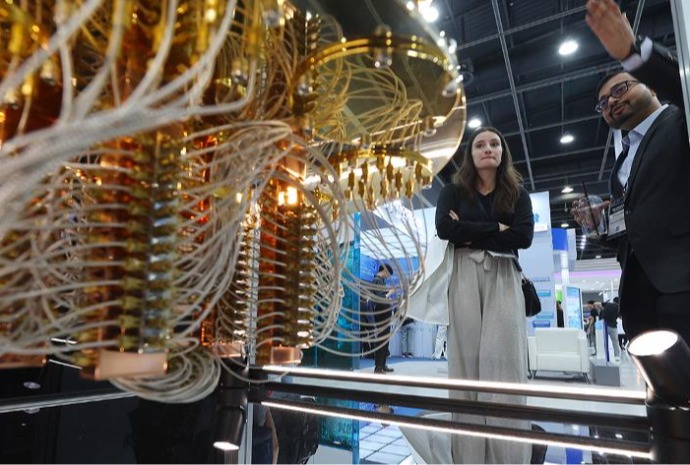 [사진으로 보는 한국] 샹들리에 구조의 양자컴퓨터 모형