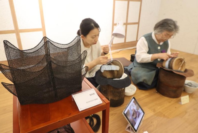 [사진으로 보는 한국] 손으로 빚은 시간