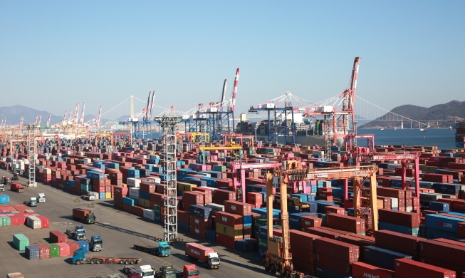 관세 폭탄에도 상반기 수출 보합세···반도체 역대 최대 실적