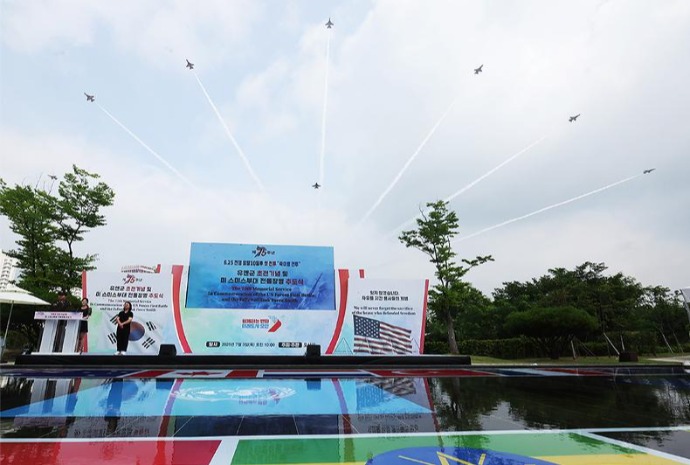 [사진으로 보는 한국] 추모비행하는 블랙이글스