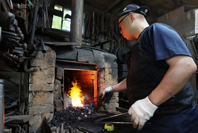 [사진으로 보는 한국] 무더위 이기는 장인정신…’이열치열’ 대장간의 여름나기
