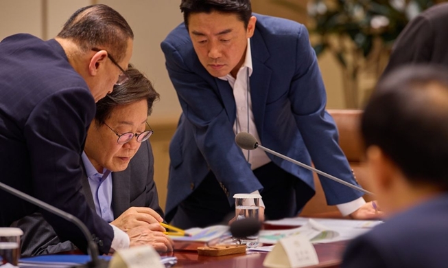 이 대통령, 첫 NSC 회의 주재···