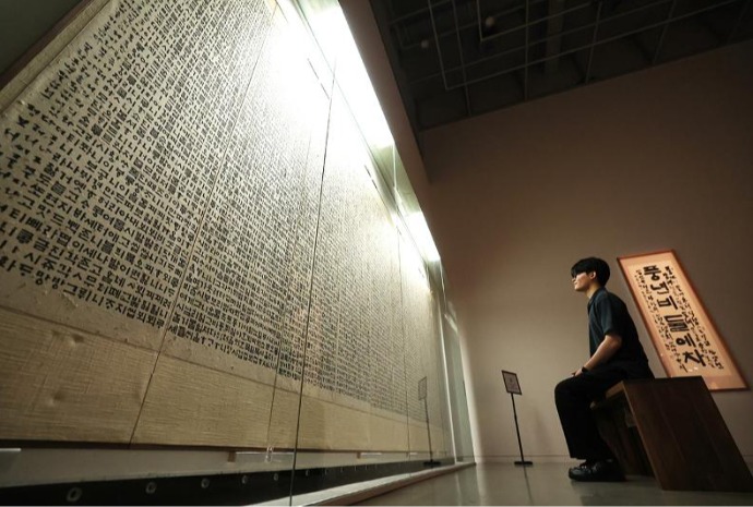 [사진으로 보는 한국] 작품과 주고받는 ‘무언(無言)의 대화’