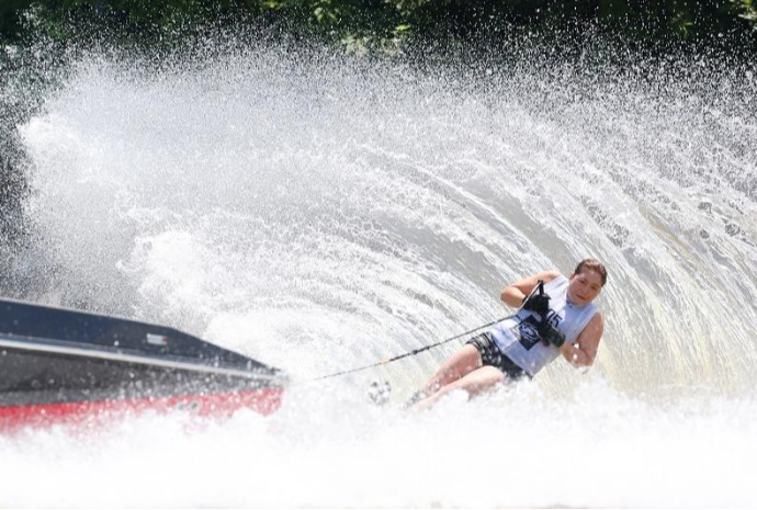 [사진으로 보는 한국] 물살 가르는 '수상스키'