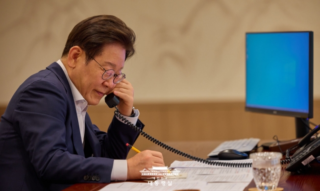 이 대통령, 카자흐·스웨덴 정상과 첫 통화···