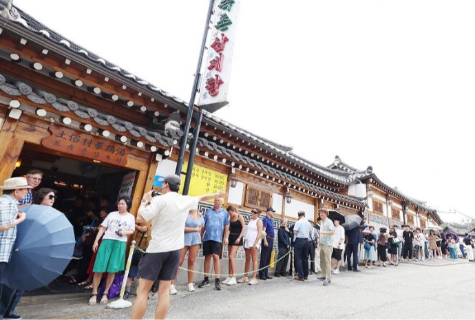 [사진으로 보는 한국] ‘중복(中伏)’ 맞은 삼계탕집 문전성시