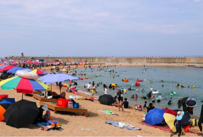 [사진으로 보는 한국] 7말8초…평일에도 뜨거운 피서 열기
