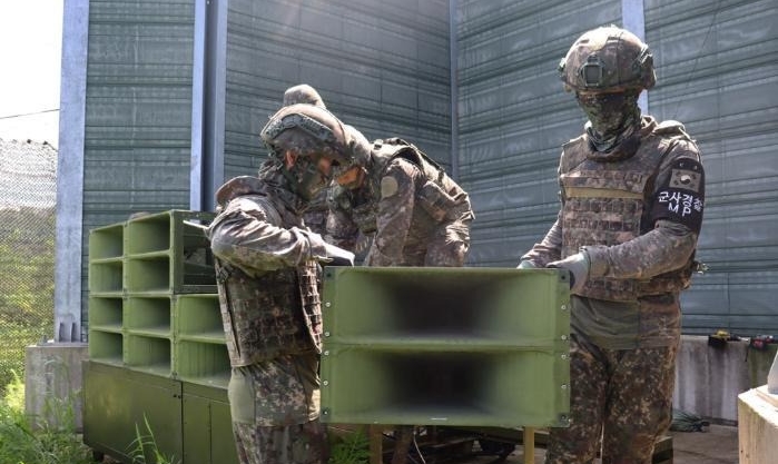 군, 고정식 확성기 전면 철거···