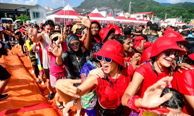토마토에 풍덩, 추억에 한입···화천토마토축제 여름 판타지