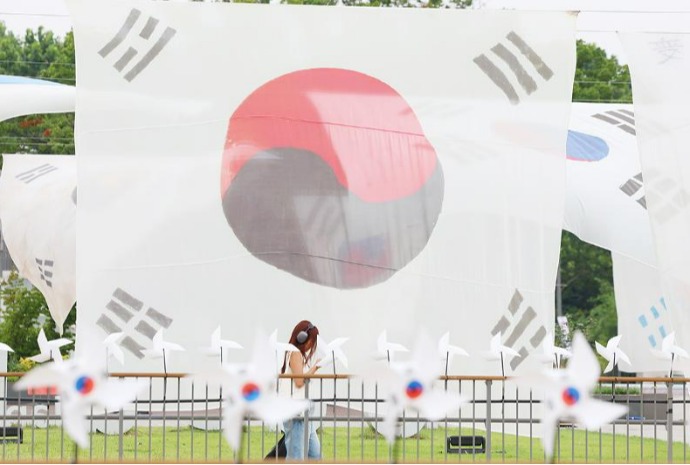 [사진으로 보는 한국] 광복 80주년 '태극기 휘날리는 노들섬'