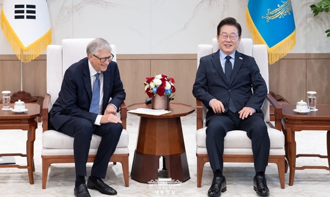 이 대통령 “위안부·강제징용 합의 뒤집지 않는다···일본은 중요한 존재”