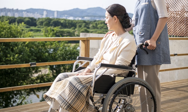 '외국인 요양보호사' 양성 24개 대학 선정···비자 요건 완화