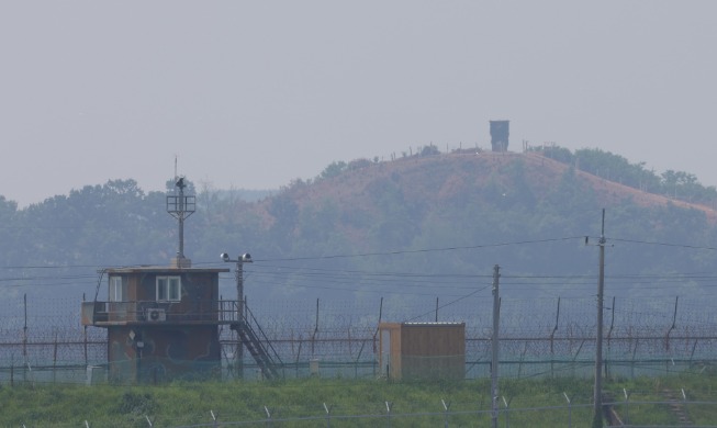 군, 대북 라디오방송 '자유의 소리' 도 중단···
