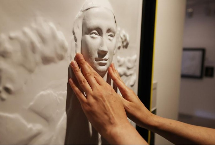 [사진으로 보는 한국] 손 끝으로 느끼는 명화의 아름다움