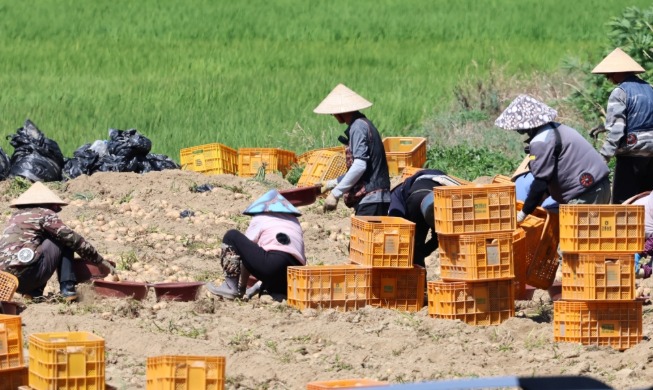 노동부, 외국인 노동자 사업장 변경 요건 완화·재입국 없는 장기근속 추진