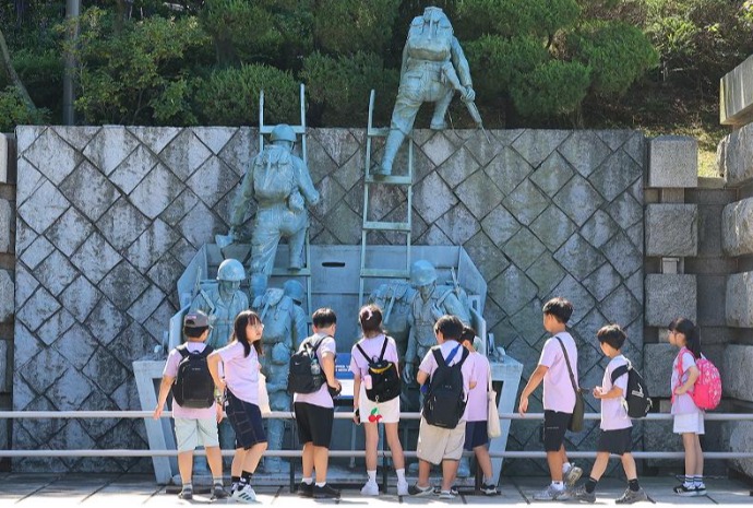 [사진으로 보는 한국] 인천상륙작전기념관 찾은 초등학생들