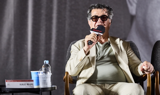 [BIFF 현장] ② 세계 3대 영화제 석권 자파르 파나히 감독, '올해의 아시아영화인상' 수상