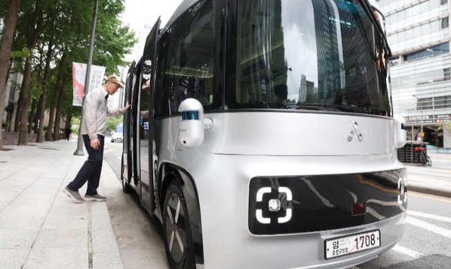 '운전석 없는 자율주행버스' 청계천 달린다···23일부터 정식 운행