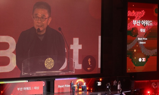 장률 감독 ‘루오무의 황혼’, 부산국제영화제 첫 경쟁 부문 대상