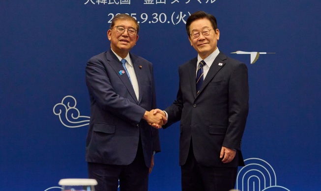 한일 정상, 부산서 회담···“비핵화·무역 격변 함께 대응”