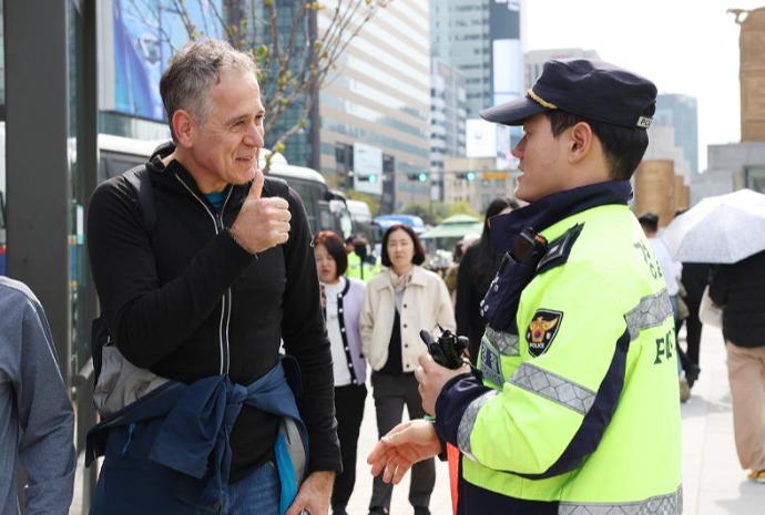 [사진으로 보는 한국] '엄지 척' ··· 안전한 일상을 지키는 ‘경찰’