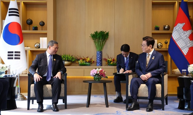 이 대통령, 아세안서 'CSP 비전' 제시···캄보디아 총리와 정상회담