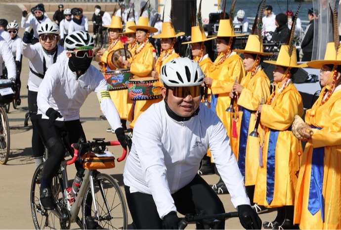 [사진으로 보는 한국] 자전거 신조선통신사 출발
