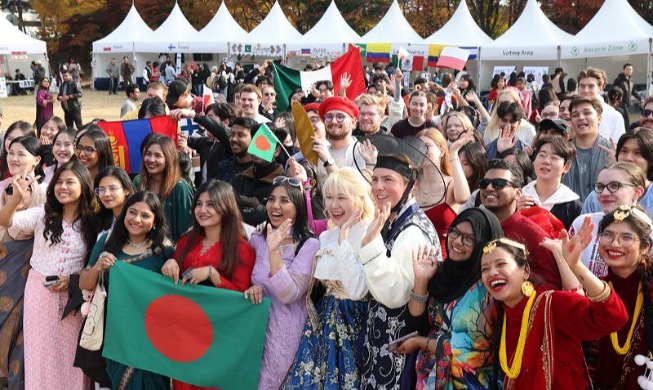 지난해 한국 국적 취득자 1.1만 명, '팬데믹 이후 최다'···과반은 중국인