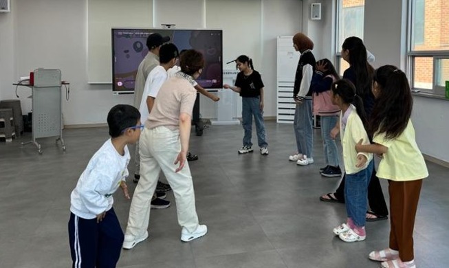'학교 가는 길, 국경 없다'···김포발 외국인 아동 '취학통지서’가 연 배움의 평등
