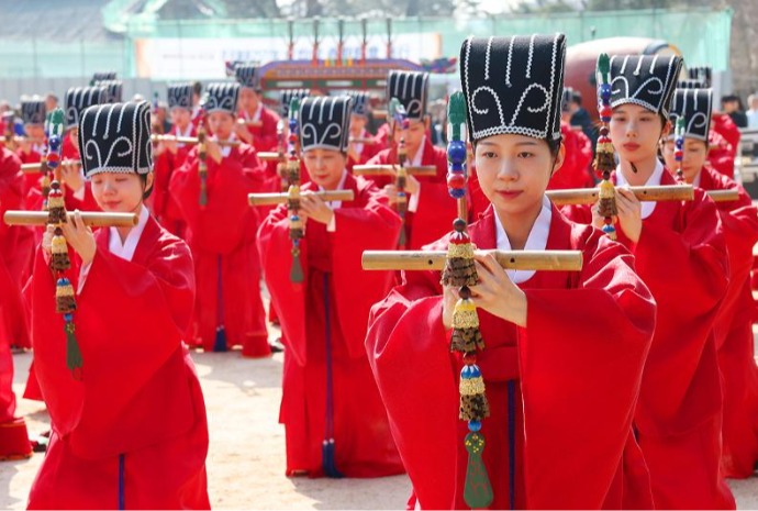 [사진으로 보는 한국] 춘기 석전대제 봉행···성균관 수놓은 팔일무