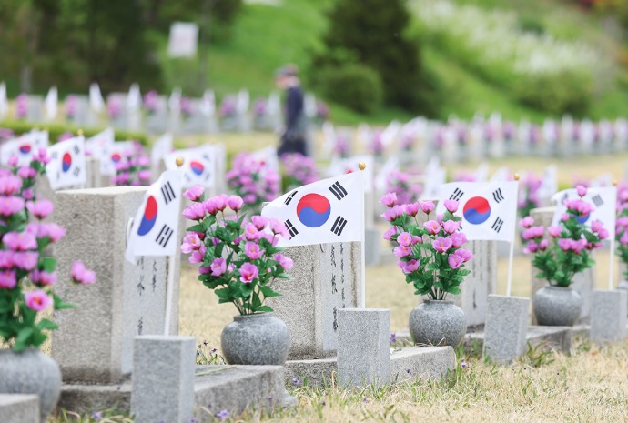 [사진으로 보는 한국] 4·19 이틀 앞···추모의 발걸음