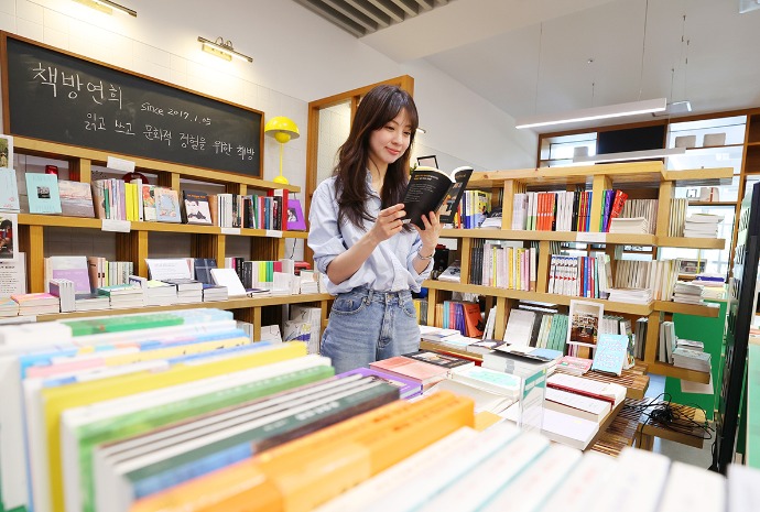 [사진으로 보는 한국] 책장 사이로 번지는 '읽는 기쁨'