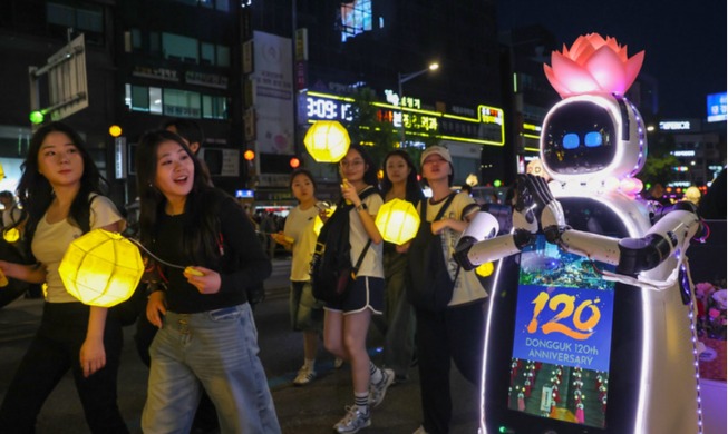 AI 로봇 스님 ‘혜안’···교리 설명 넘어 마음 돌봄까지