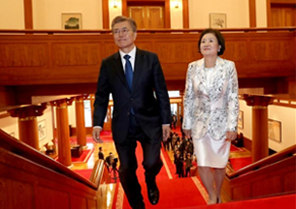 로이터 통신, “영부인의 차별화된 행보”