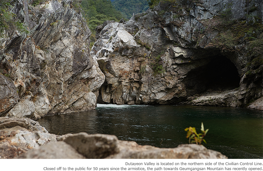 Dutayeon Valley is located on the northern side of the Civilian Control Line. Closed off to the public for 50 years since the armistice, the path towards Geumgangsan Mountain has recently opened.