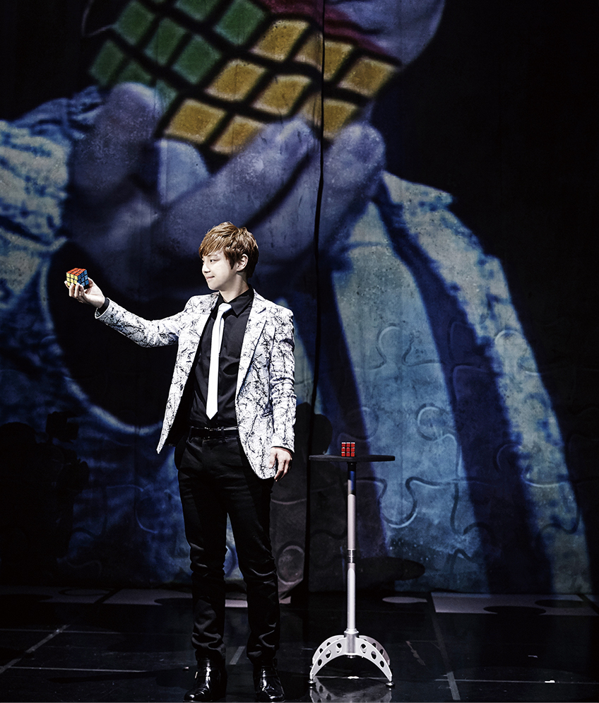 He solves the Rubik’s Cube with one hand while not even looking at it at the magic concert “The Brain.”